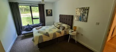 360 Serviced Accommodations - Brentwood 2 Bedroom Executive Apartment with Secure Parking Hotels near Braxted Park Estate
