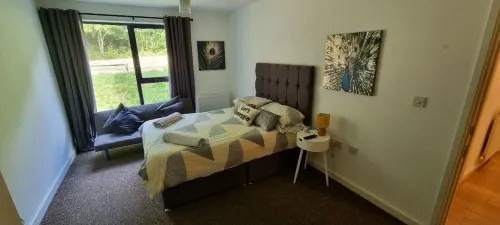 360 Serviced Accommodations - Brentwood 2 Bedroom Executive Apartment with Secure Parking