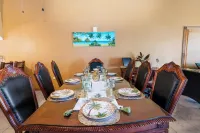 YanceyLargo- 4Br Villa Jacuzzi & Mountain Views by RedAwning