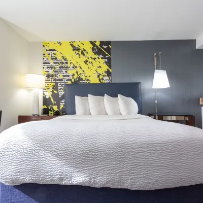 Comfort Inn & Suites Baltimore Inner Harbor Các khách sạn gần Trung tâm mua sắm Power Plant