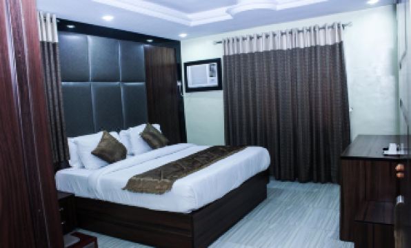 Six Diamond Hotel