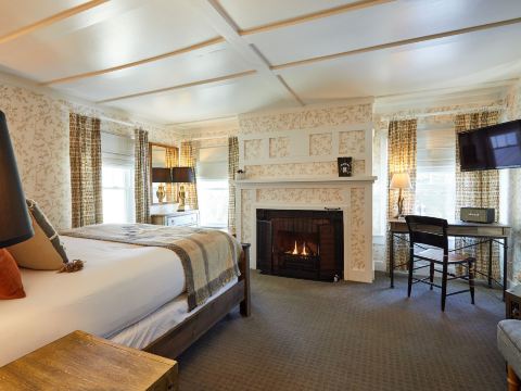 Shelter Harbor Inn