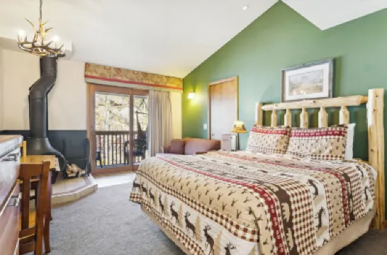 Ponderosa Lodge Hotels near Emerald Lake Trail