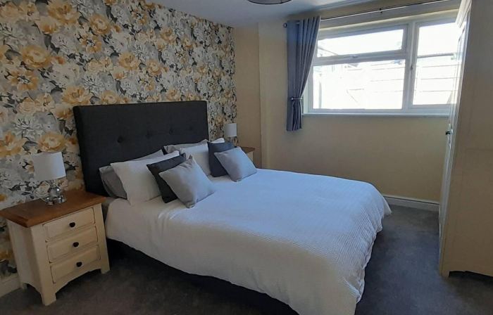 2 Bed House - Sleeps 4 - Pets - Garden - Parking