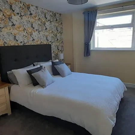 2 Bed House - Sleeps 4 - Pets - Garden - Parking Отели в г. Ньюарк-он-Трент