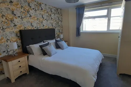 2 Bed House - Sleeps 4 - Pets - Garden - Parking - Homestays