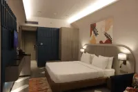 Palm Springs Resort Hotels near KWP