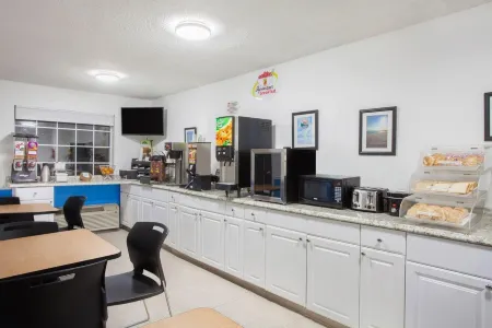 Super 8 by Wyndham Pensacola Отели в г. Кантонмент