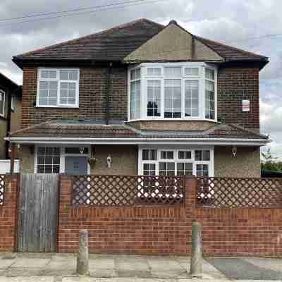 4 Bed House Sleeps 8 - Enclosed Garden - Parking Rooms