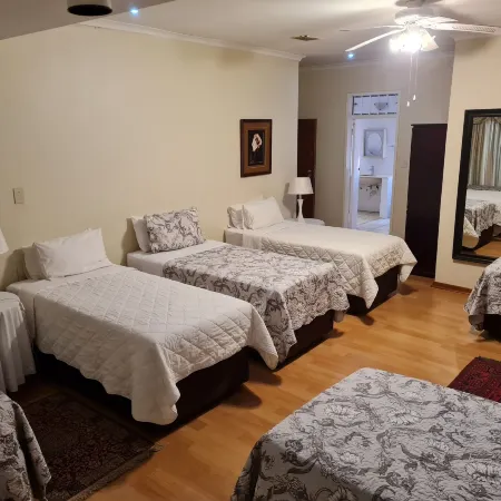 Pretoria North Lodge Отели рядом с достопримечательностью «Торговый центр Wonderboom Junction»