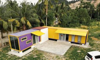 Yellow Cube at Lumut Cube Homestay Kontena