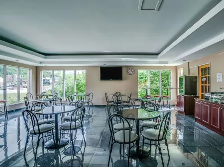 Hotel Quality Suites Отели в г. Сент-Брижит-де-Лаваль