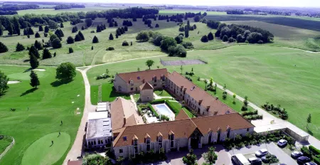 Hotel les Suites - Domaine de Crécy Отели в г. Помёз