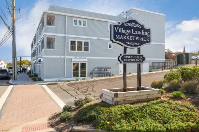 Thomas Sea Suites at Harbourtown Hotels near Brewster Gardens