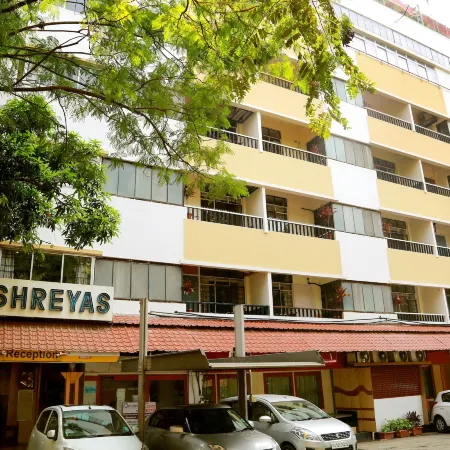 Hotel Shreyas Отели рядом с достопримечательностью «Шанивар Уода»