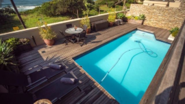 4 Dolphin Views la Mercy Luxury Beachfront Apartment with Private Swimming Pool