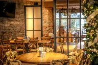 The Pooley Bridge Inn Hotels in Hutton