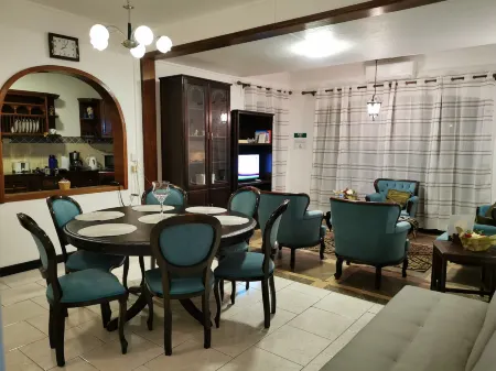 R&G Justlikehome Apartment 1 with Blue Sofa Set and Apartment 2 with Garden View with Brown Sofa Set Отели рядом с достопримечательностью «Mauritius Standards Bureau»