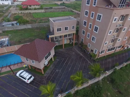 Plus 33 Hotel Отели рядом с достопримечательностью «Tema Cocoa Processing Company (CPC)»