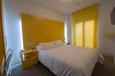 Hostal Albany Hotels near Senda del Arcediano