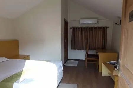 Saanvi Hotel Отели рядом с достопримечательностью «Drikung Kagyu Rinchen Ling Monastery»