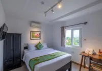 Charming Riverside Hotel Hotels in Vy Da