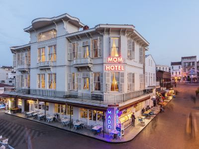 Mom Hotel
