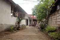 Duyung Rooms & Resto Gerupuk Hotels in Mertak