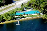 Lake Grassy Inn & Suites Hotel di Highlands County