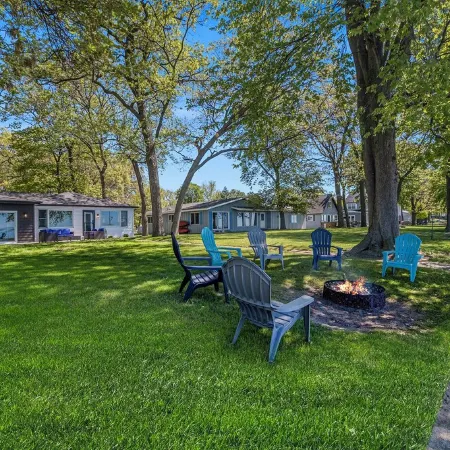Lakefront 3-bedroom cottage on Sand Point with AC, WiFi, King bed, Firepit