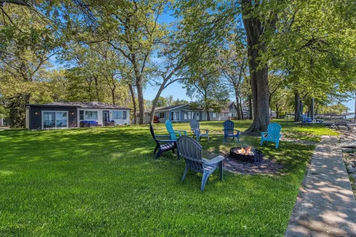 Lakefront 3-bedroom cottage on Sand Point with AC, WiFi, King bed, Firepit