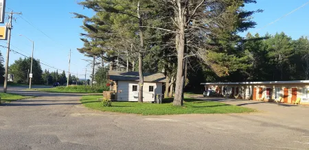 Pine Grove Motel Отели в г. Алгома