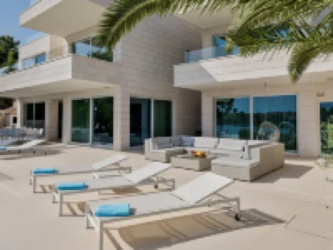 Beachfront Villa Seven Sins with Pool Hotels in Selca