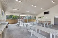 Ashmore Palms Holiday Village - 2-Star
