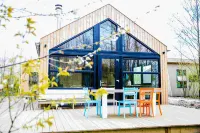 Waterlodge Skries in Nes Hotels in Grouw