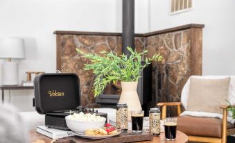 Quiet River Bend Cabin by AvantStay 35 Mins to Mt Bachelor 10 Mins to Town Centre Hot Tub