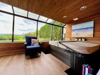 Lake and the City Bed and Breakfast Hotels in West Kelowna