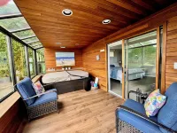 Lake and the City Bed and Breakfast Hotels in West Kelowna