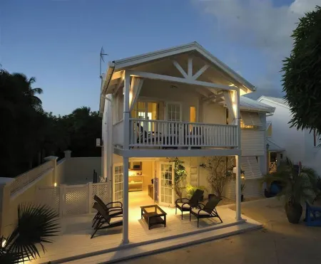 This Enchanting 3 Bedroom, 2 Bathroom Townhouse is Nestled Mere Moments Away Fro Отели в г. Портерс