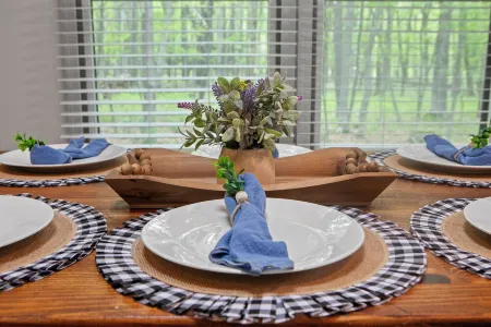 Cozy Cabin in the Woods, 3 Br/2Ba, 6 Min. from Lake, w/Hot Tub & Fire Pit!