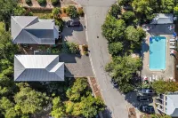 Gulf Coast Gem by Avantstay 3 Blocks to Beach & Town Plaza Community Pool