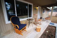 Wooded river retreat near Mt. Bachelor and Bend