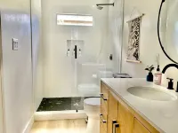 Private Back House with Deck and Kitchenette - Cozy Tranquil