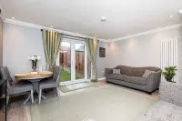 3 Bedroom House-Private Parking Отели в г. Бонниригг