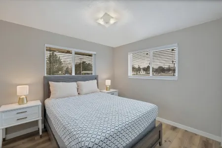 6 Bedroom Ski / Vacation Home by Town Center, Great for Gathering