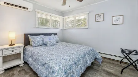 Lake Shore Luxury- 4-bedroom house in charming Escanaba with AC, WiFi. Book now