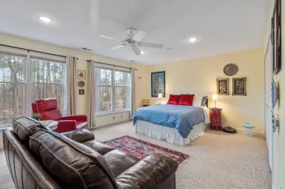 Vibrant & Spacious Family Home Near Downtown Hotels near American Eagle Store