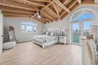 Luxurious 3-bedroom home with Pool and Dock in Key Colony Beach