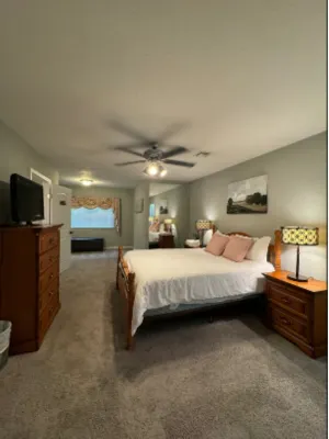 Luxury Home, Seven minutes from the airport! Hotels near Walmart Supercenter