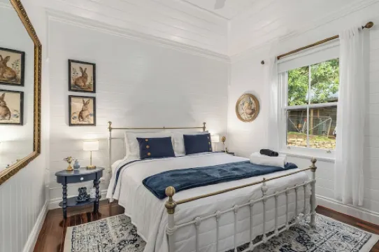 Historic country cottage on beautiful estate minutes from Bowral and Mittagong Hotels in Mittagong